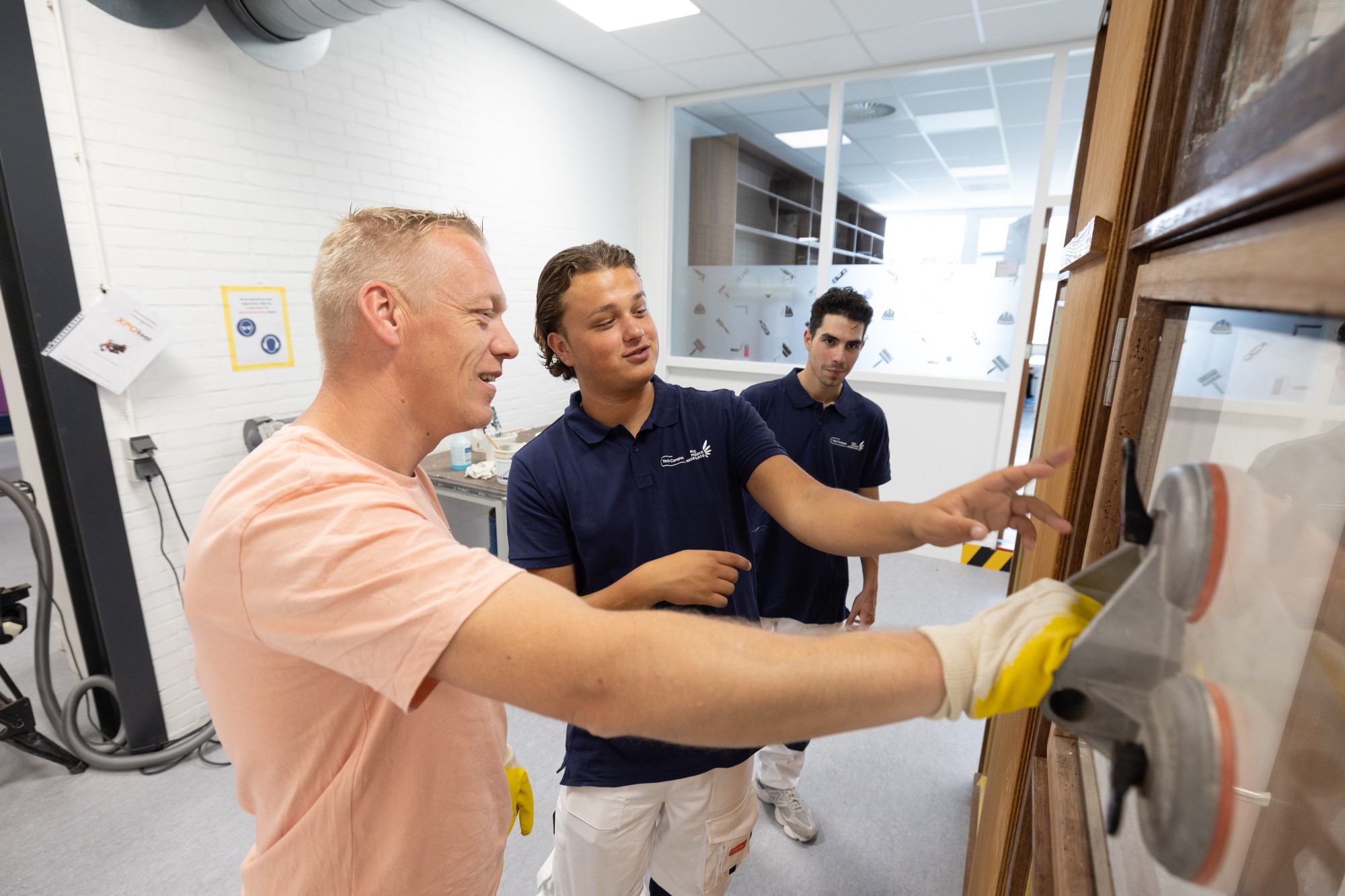 student-schilder-met-docent-in-het-praktijklokaal-3 (1)